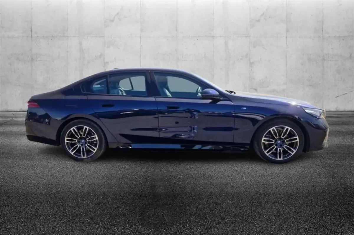 Usata BMW 530e M Sport 299 CV (219 kW) 2024 Blu/azzurro Berlina