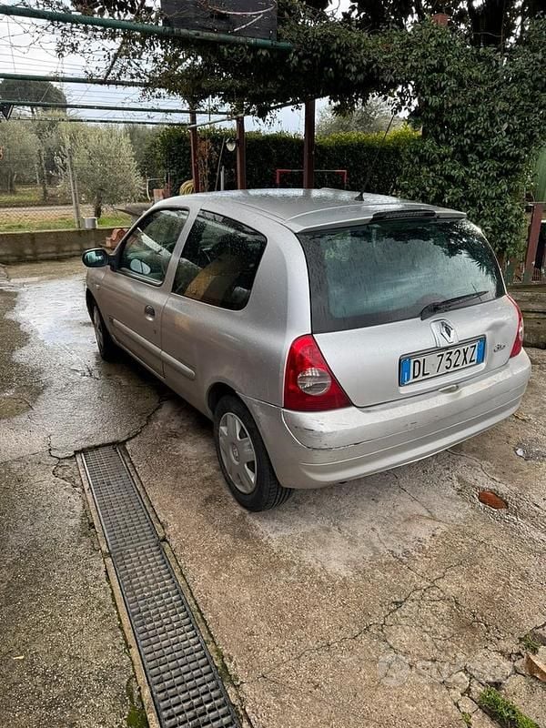 Usata Renault Clio II 65 CV (47 kW) 2003 Grigio Berlina