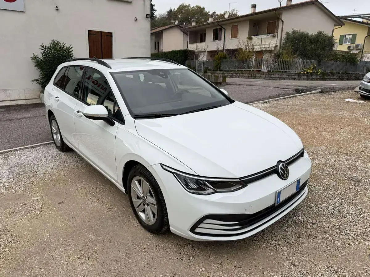 Usata VW Golf VIII Life 116 CV (85 kW) 2022 Bianco Station wagon