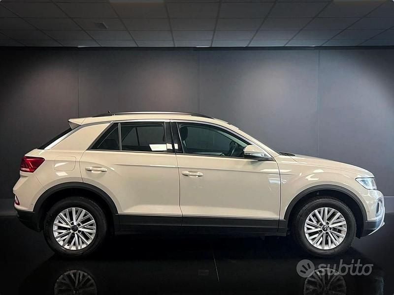 Usata VW T-Roc Life 110 CV (80 kW) 2023 Beige SUV