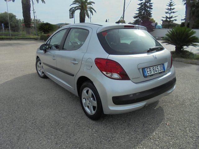 Usata Peugeot 207 70 CV (51 kW) 2010 Argento Berlina
