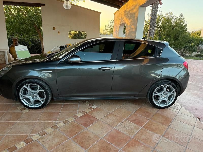Usata Alfa Romeo Giulietta Exclusive 105 CV (77 kW) 2014 Grigio Coupé
