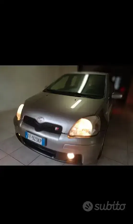 Usata Toyota Yaris 105 CV (77 kW) 2003 Grigio Berlina