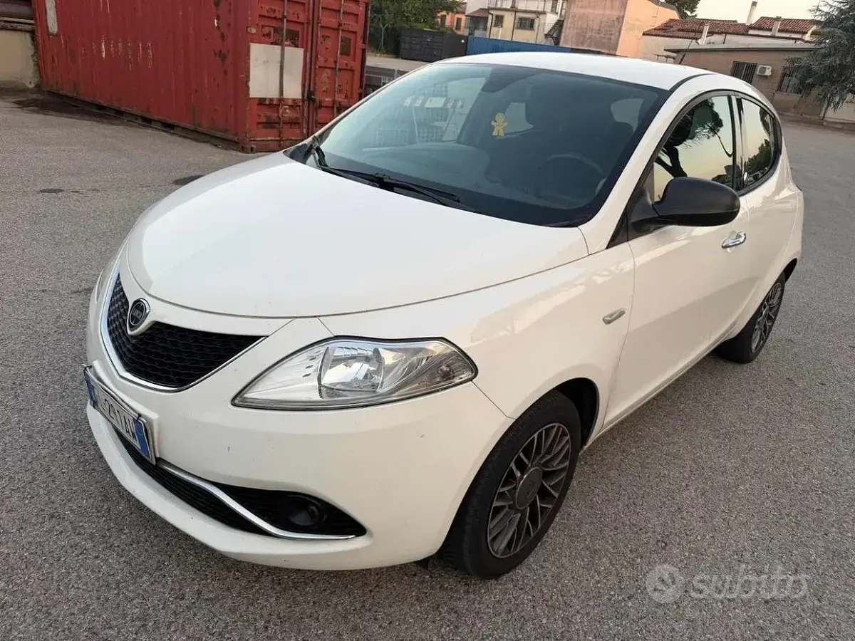 Usata Lancia Ypsilon Gold 69 CV (50 kW) 2017 Bianco Utilitaria