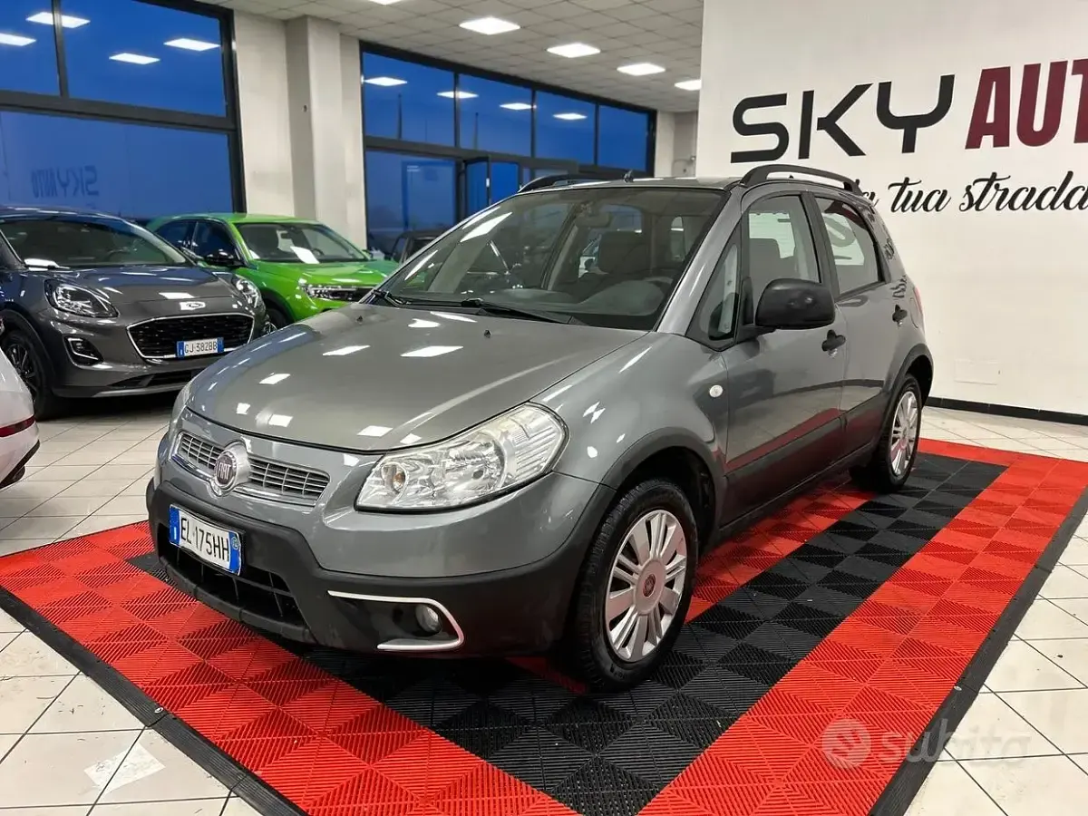 Usata Fiat Sedici 120 CV (88 kW) 2012 Grigio SUV