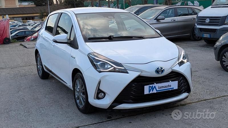 Usata Toyota Yaris Hybrid Cool 73 CV (53 kW) 2017 Bianco Berlina