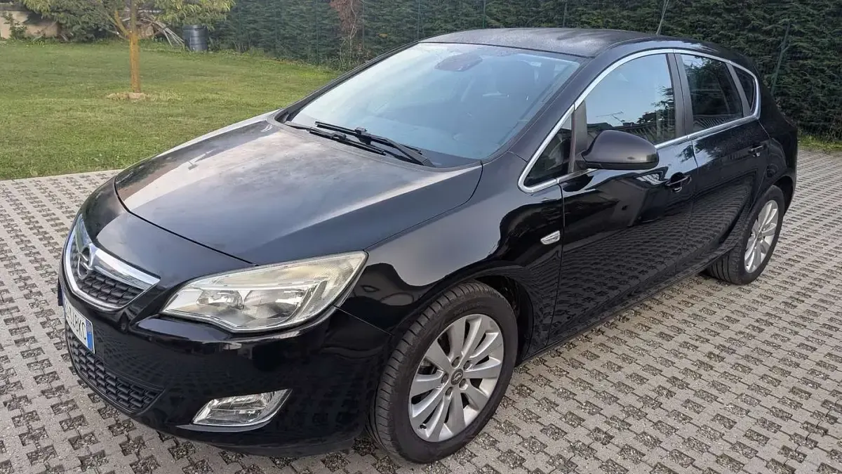 Usata Opel Astra Cosmo 110 CV (80 kW) 2010 Berlina