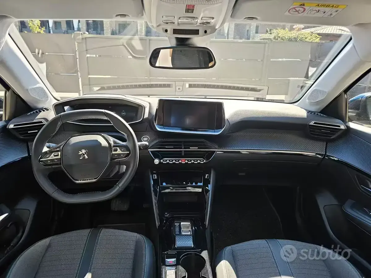 Usata Peugeot e-208 Allure 56 kW (77 CV) 2022 Bluazzurro Utilitaria
