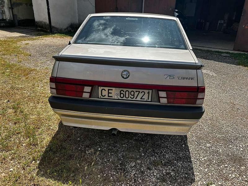 Usata Alfa Romeo 75 148 CV (108 kW) 1989 Grigio Berlina