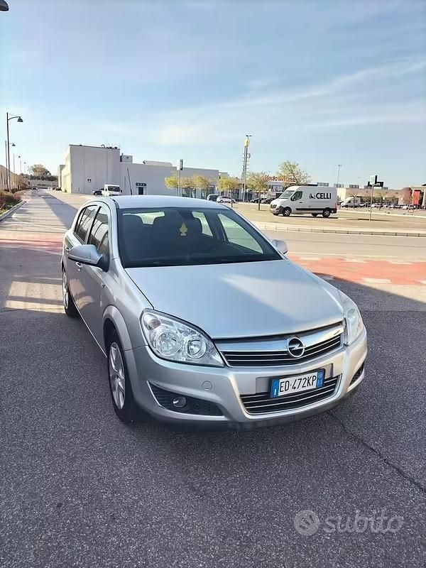 Usata Opel Astra 140 CV (102 kW) 2010 Grigio Berlina