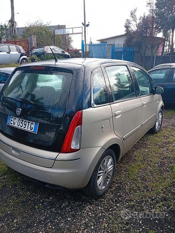 Usata Lancia Musa 90 CV (66 kW) 2011 Grigio Monovolume