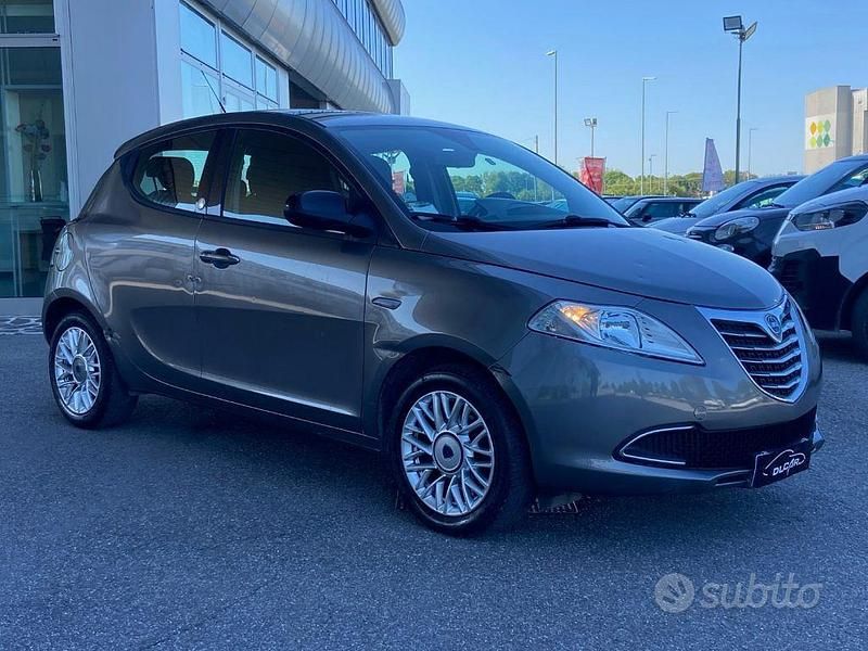 Begagnad Lancia Ypsilon Gold 69 HK (50 kW) 2014 Grå Halvkombi
