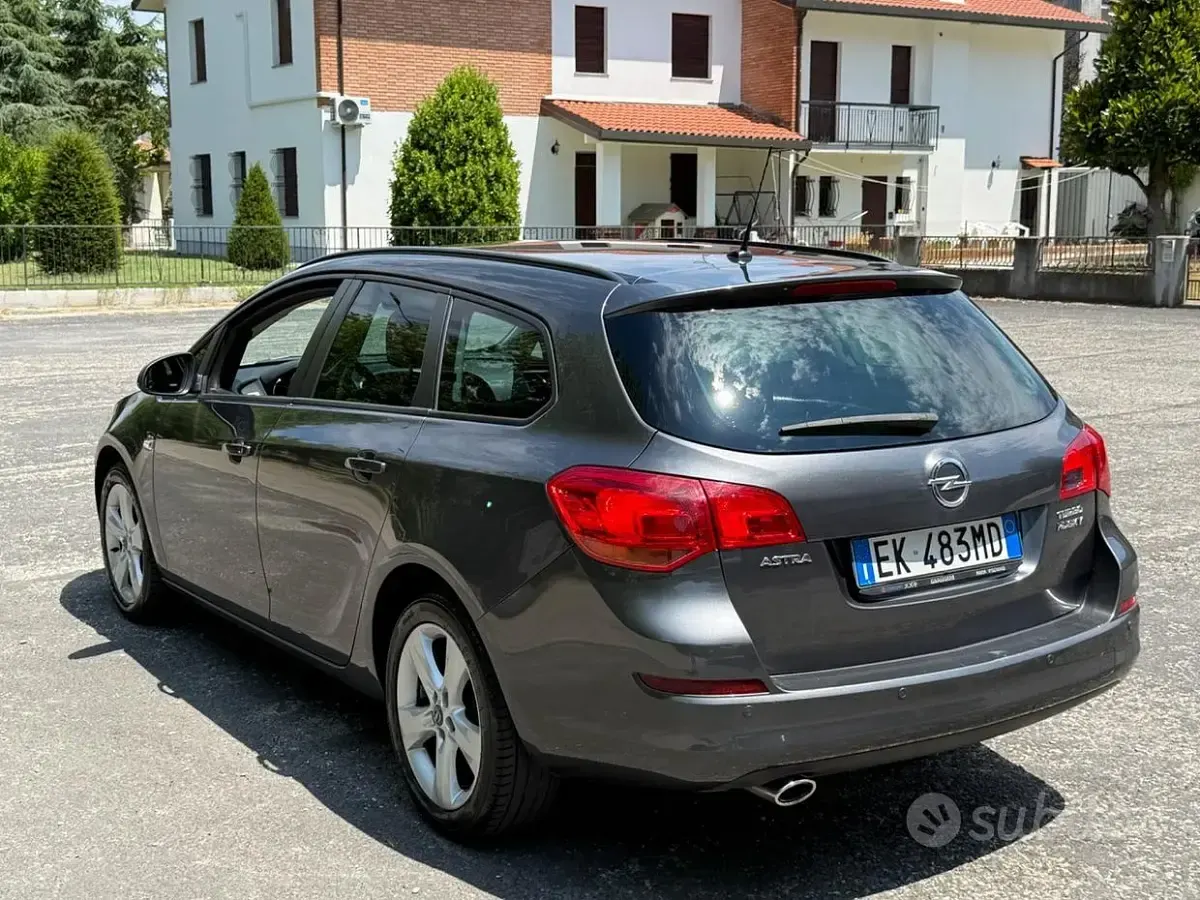 Usata Opel Astra 140 CV (102 kW) 2012 Grigio Station wagon