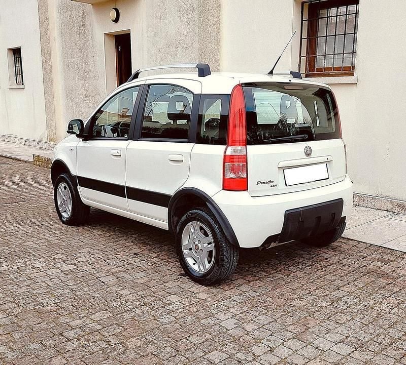 Usata Fiat Panda 4x4 Climbing 75 CV (55 kW) 2011 Bianco Utilitaria