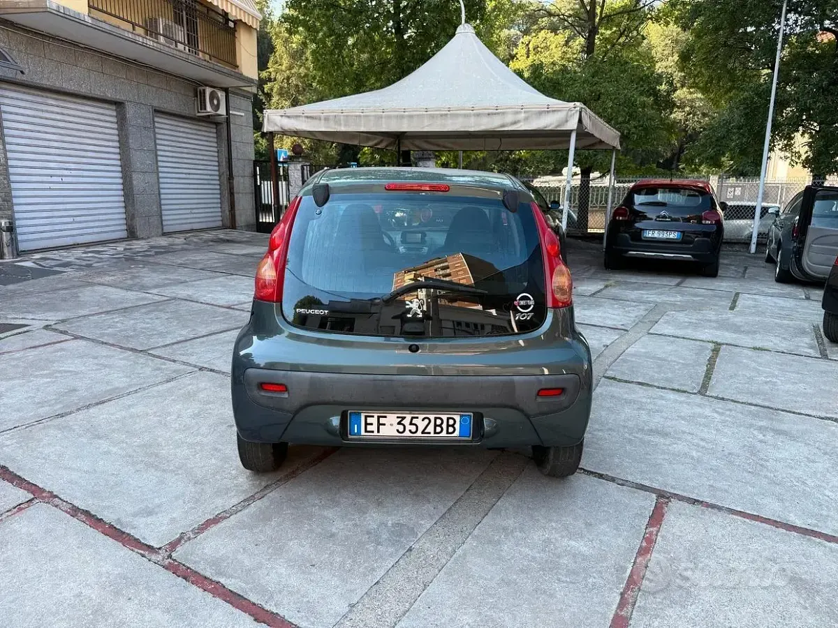 Usata Peugeot 107 68 CV (50 kW) 2010 Grigio Utilitaria