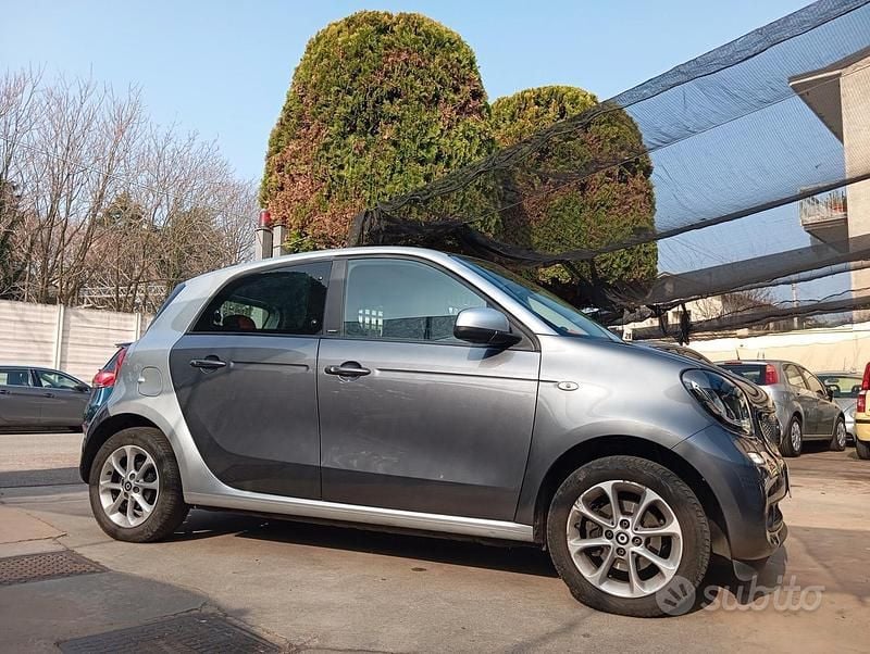 Usata Smart ForFour Passion 71 CV (52 kW) 2016 Grigio Utilitaria