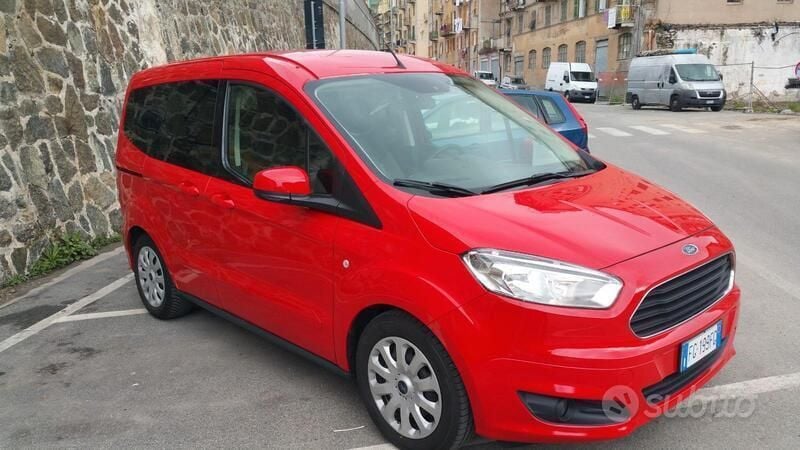 Usata Ford Tourneo Courier 95 CV (69 kW) 2016 Rosso Monovolume