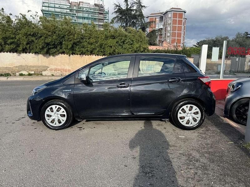 Usata Toyota Yaris Hybrid Active 73 CV (53 kW) 2019 Nero Berlina