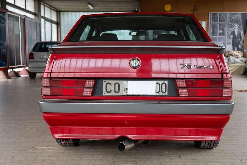 Usata Alfa Romeo 75 148 CV (108 kW) 1989 Rosso Berlina