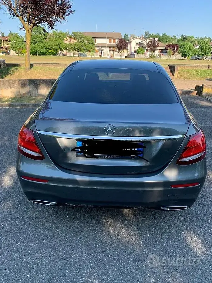 Usata Mercedes E220 AMG line 194 CV (142 kW) 2019 Grigio Berlina