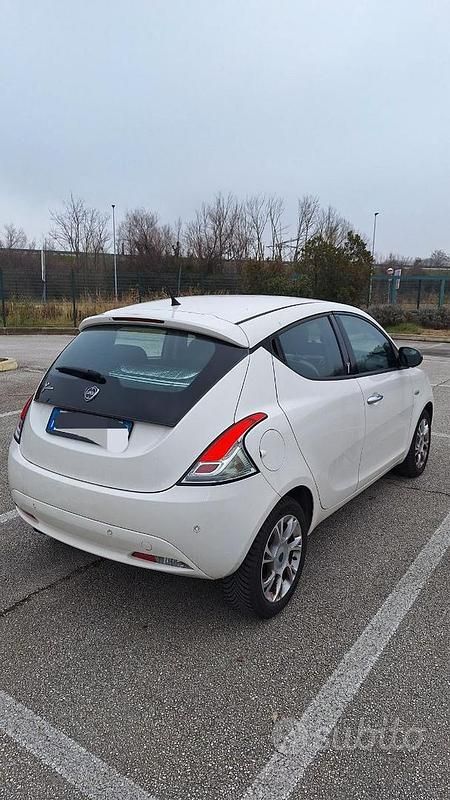 Usata Lancia Ypsilon Gold 69 CV (50 kW) 2016 Bianco Utilitaria