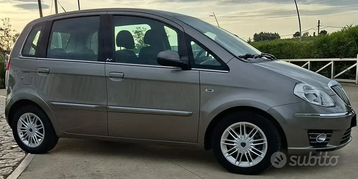 Gebraucht Lancia Musa S 95 PS (69 kW) 2011 Grau Van / Kleinbus