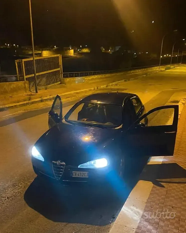 Usata Alfa Romeo 147 116 CV (85 kW) 2005 Blu Utilitaria