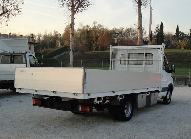 Usata Iveco Daily 110 CV (80 kW) 2001 Bianco pastello Furgone