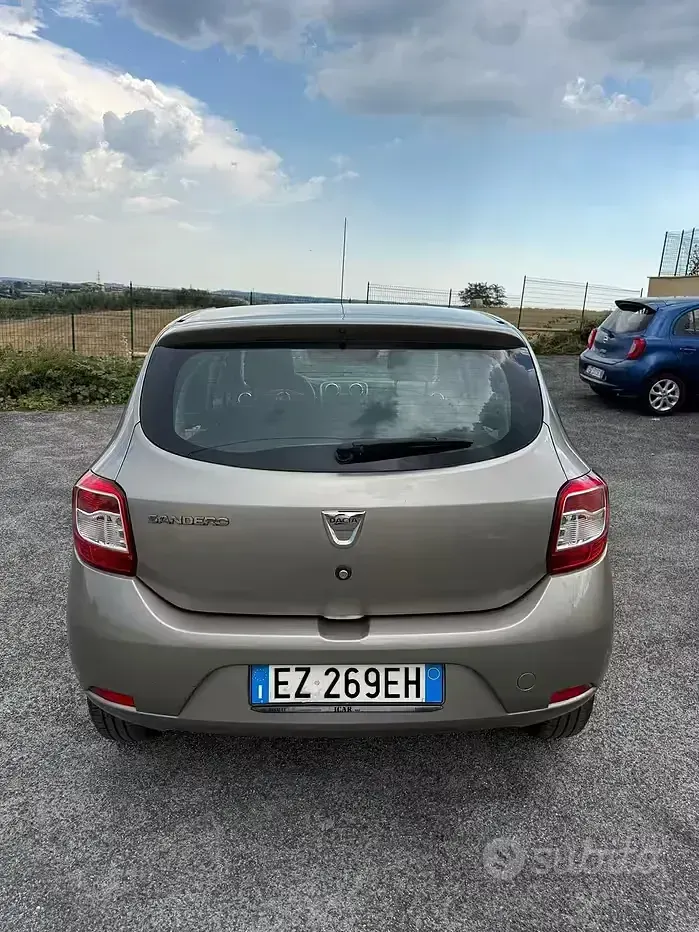 Usata Dacia Sandero Lauréate 72 CV (52 kW) 2015 Giallo Berlina