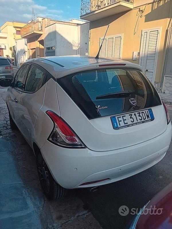 Usata Lancia Ypsilon 95 CV (69 kW) 2016 Bianco Utilitaria
