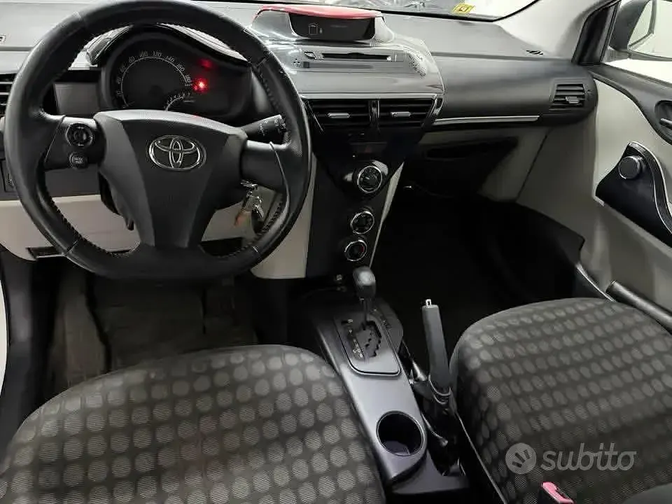 Usata Toyota iQ 68 CV (50 kW) 2011 Bianco Utilitaria