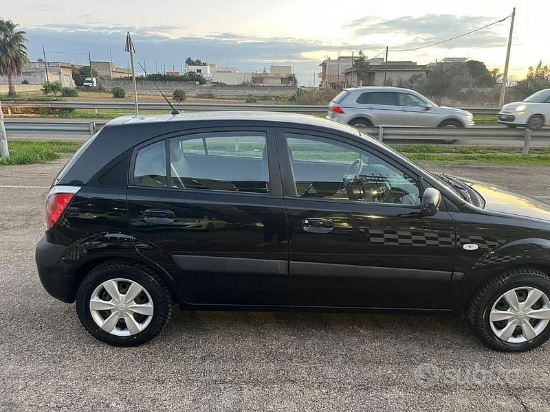 Usata Kia Rio LX 110 CV (80 kW) 2007 Nero Berlina