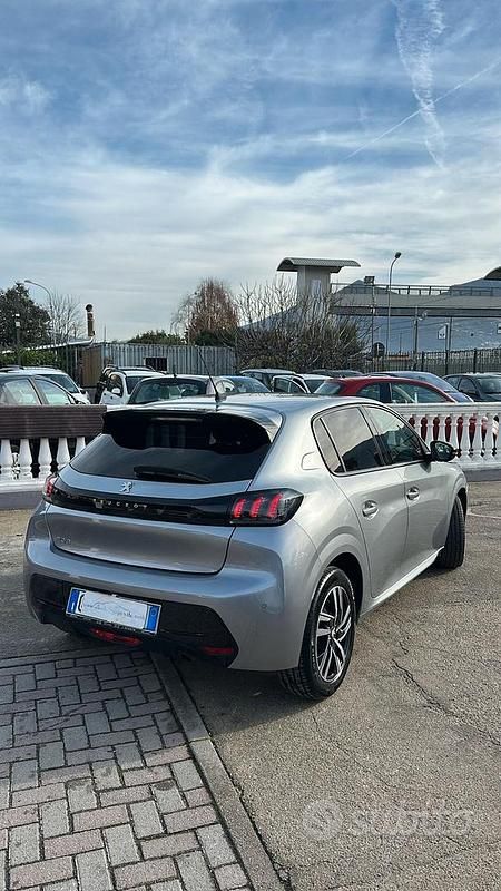 Usata Peugeot 208 Allure 100 CV (73 kW) 2023 Grigio Utilitaria