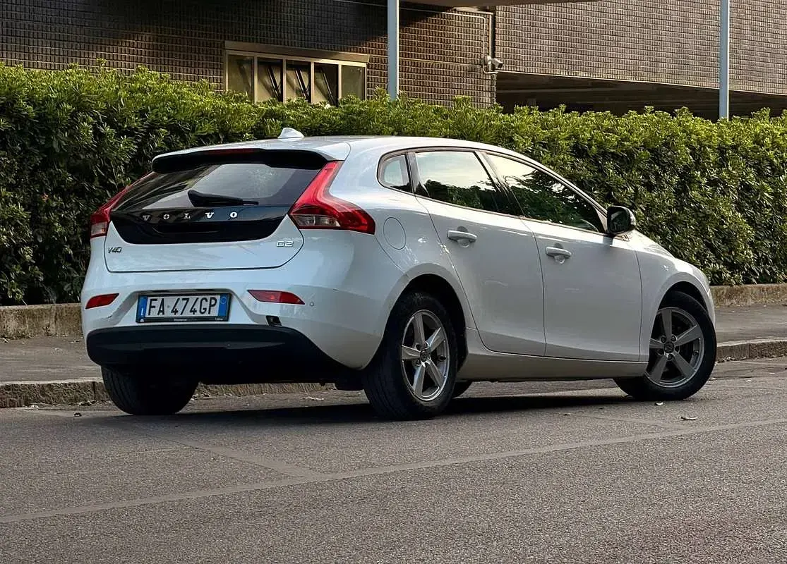 Usata Volvo V40 Kinetic 114 CV (83 kW) 2015 Bianco Berlina