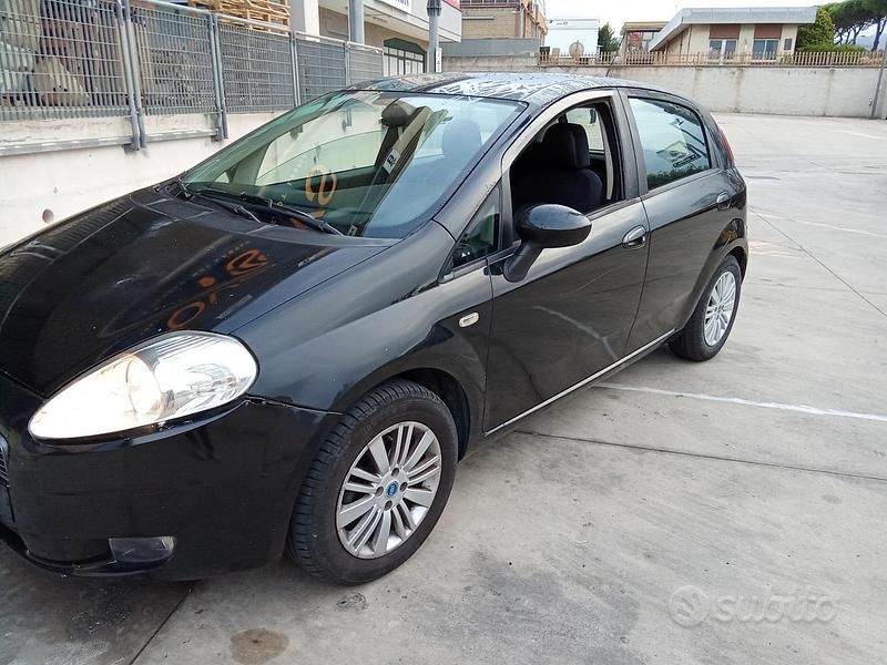 Nero Usata 2009 Fiat Grande Punto Due volumi | 3000 € (Buon prezzo) - Immagine 1/4