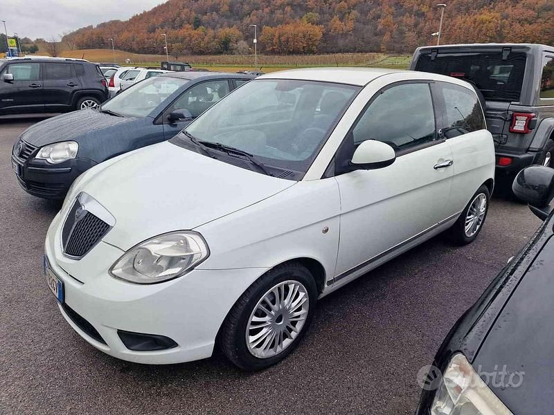 Usata Lancia Ypsilon 78 CV (57 kW) 2010 Bianco pastello Utilitaria