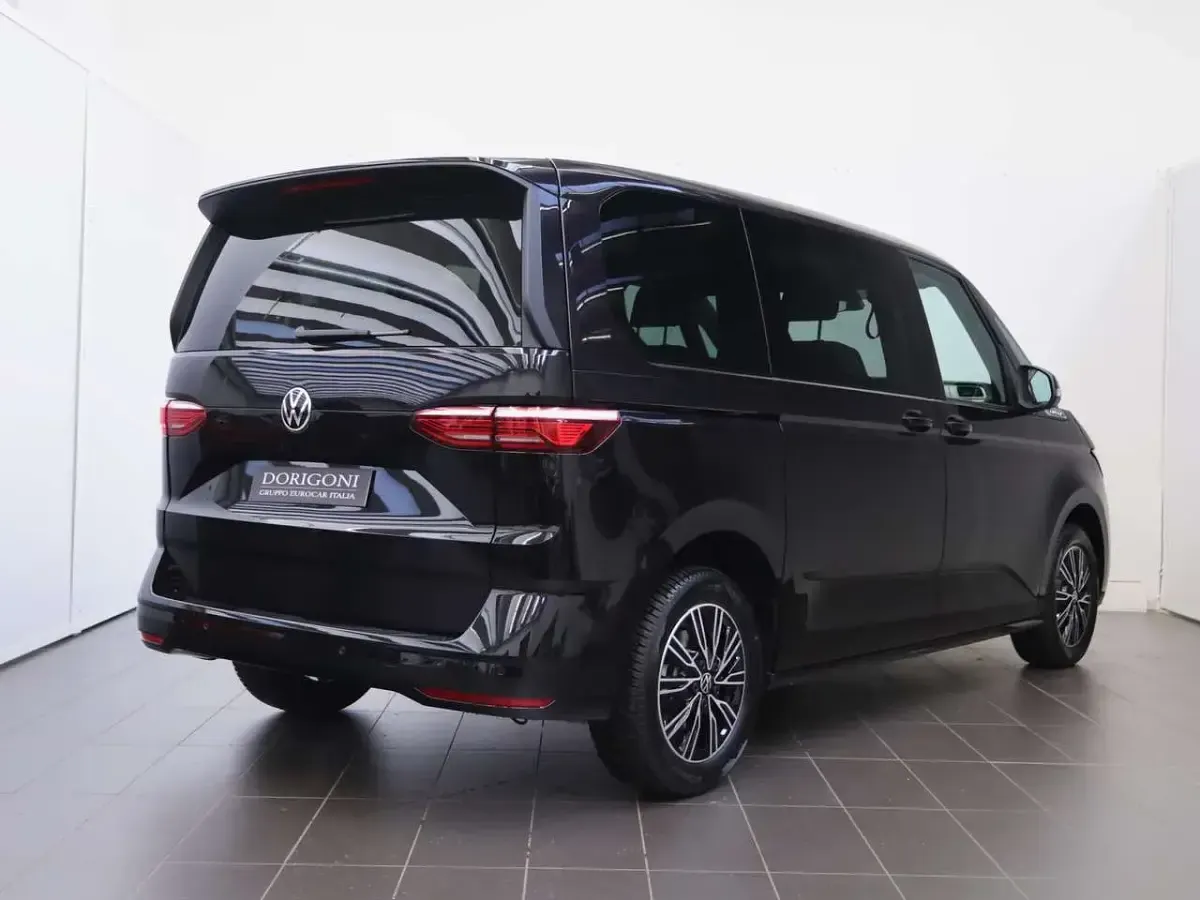 Usata VW Multivan 150 CV (110 kW) 2024 Deep black perlato Monovolume