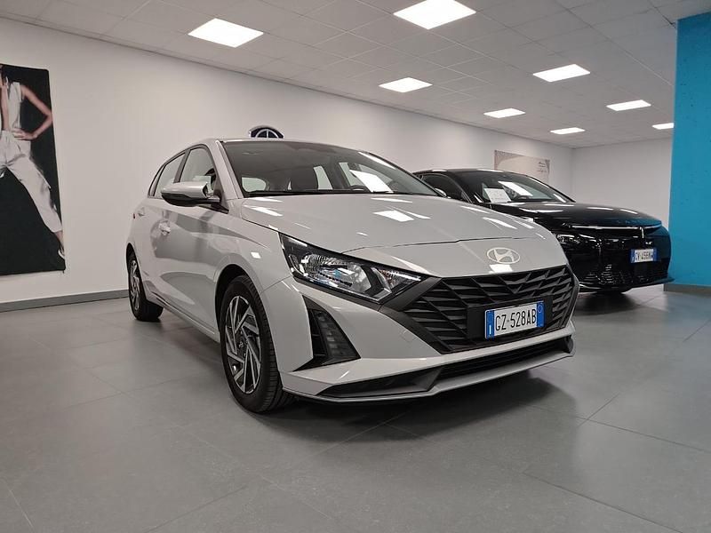 Grigio Nuova 2025 Hyundai i20 Due volumi | 14.900 € (Ottimo prezzo) - Immagine 1/4
