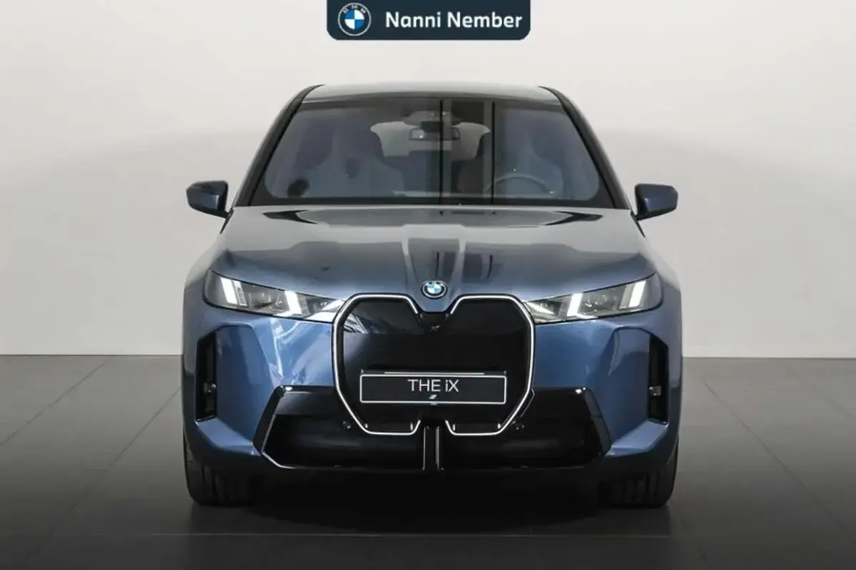 Usata BMW iX M Sport 300 kW (408 CV) 2025 Arctic race blue metallic SUV