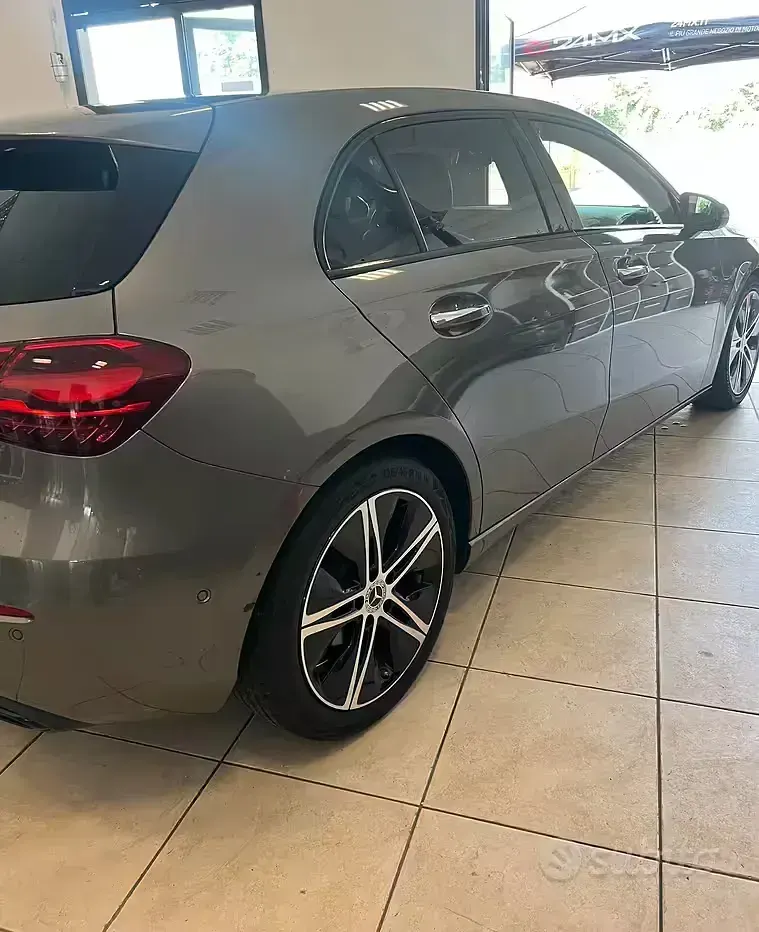 Usata Mercedes A180 AMG Line Premium 116 CV (85 kW) 2023 Grigio Berlina