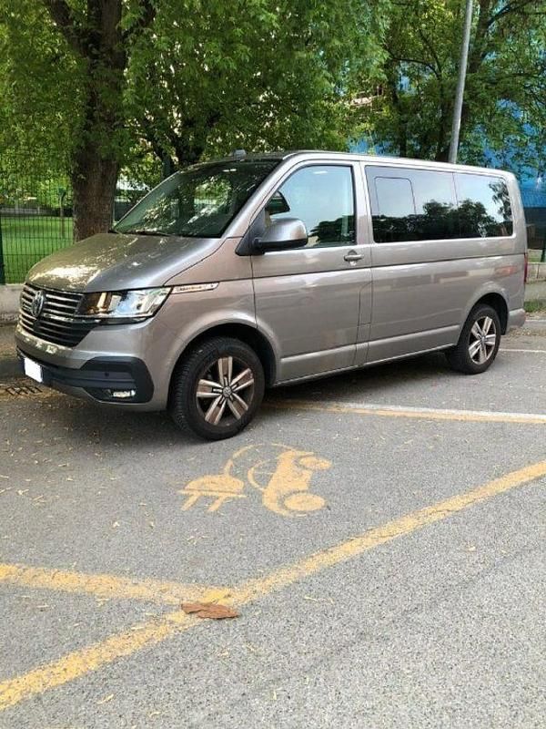 Usata VW Caravelle Comfortline 150 CV (110 kW) 2023 Grigio Furgone