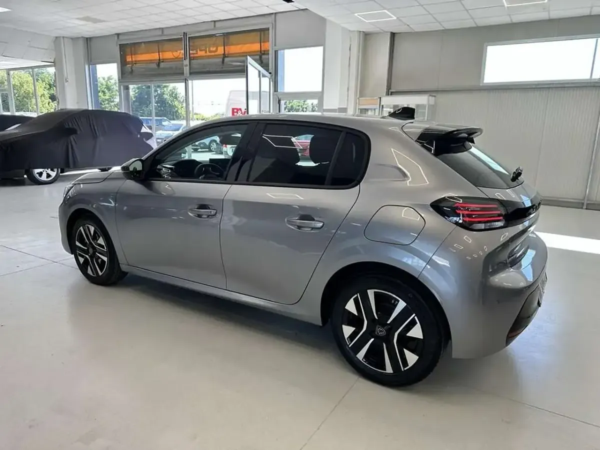 Usata Peugeot 208 Allure 101 CV (74 kW) 2025 Grigio artense Utilitaria