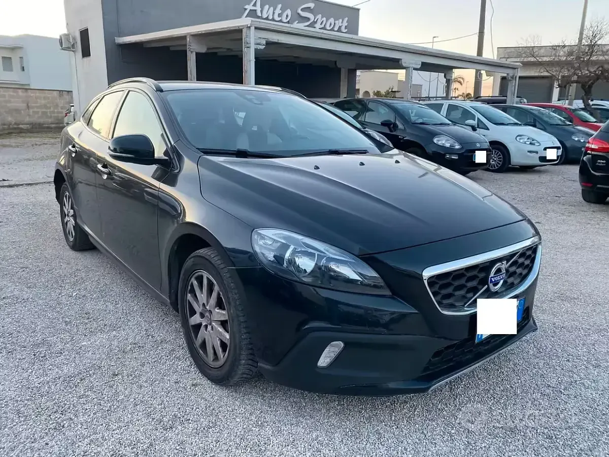 Usata Volvo V40 Momentum 120 CV (88 kW) 2016 Nero Berlina