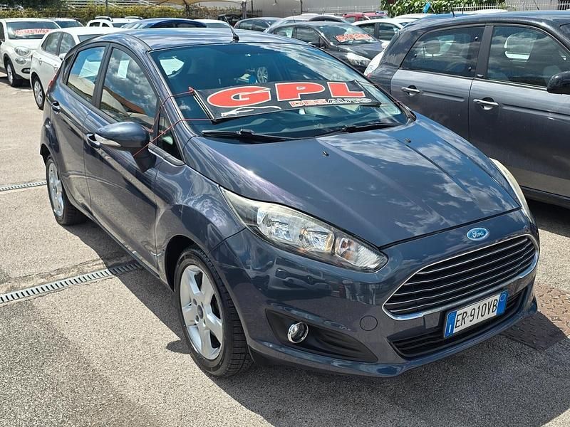 Usata Ford Fiesta Titanium 96 CV (70 kW) 2014 Grigio Utilitaria