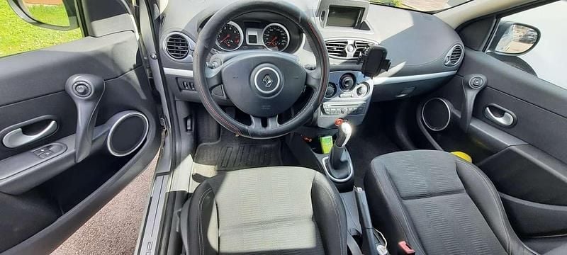 Usata Renault Clio III Luxe 101 CV (74 kW) 2010 Argento Berlina