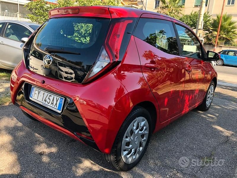 Usata Toyota Aygo Cool 72 CV (52 kW) 2019 Rosso Utilitaria