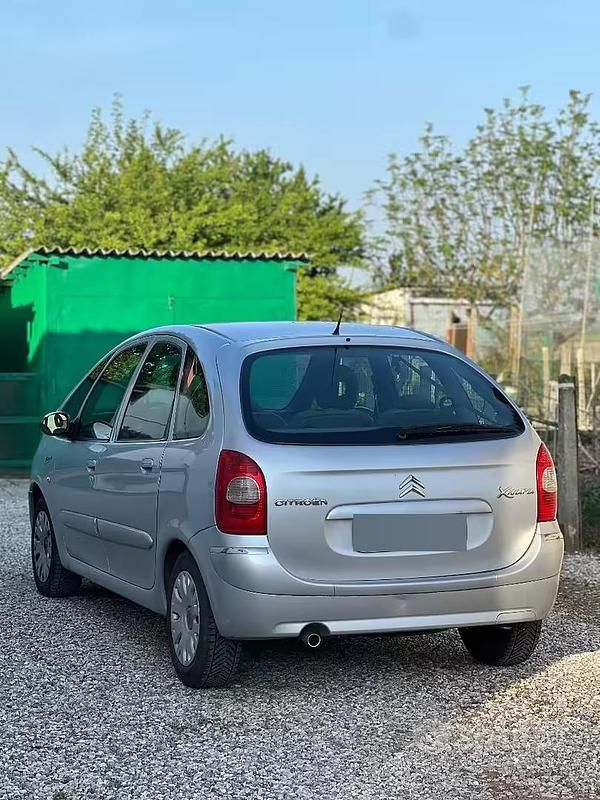 Usata Citroën Xsara Picasso 109 CV (80 kW) 2006 Grigio Monovolume