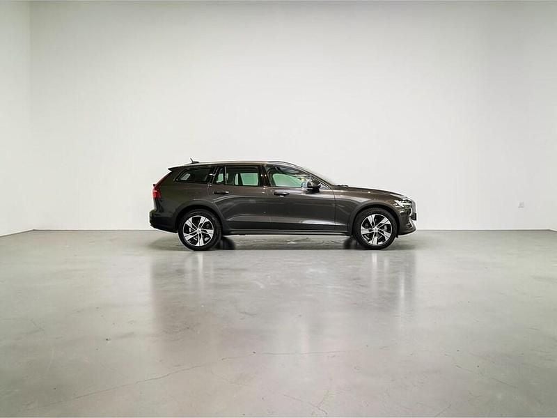 Usata Volvo V60 Core 197 CV (144 kW) 2023 Grigio Station wagon