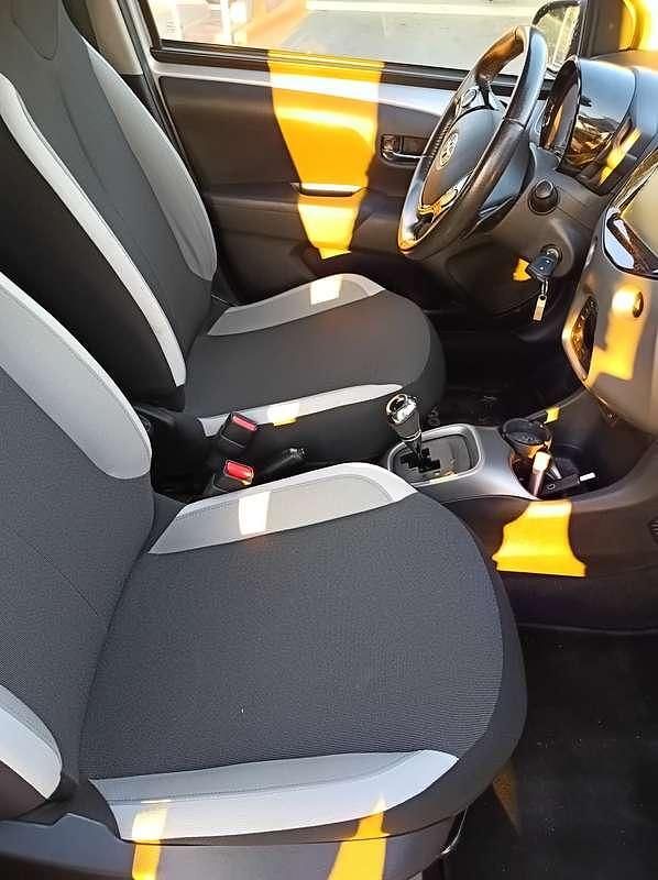 Usata Toyota Aygo X-play 69 CV (50 kW) 2017 Argento Utilitaria