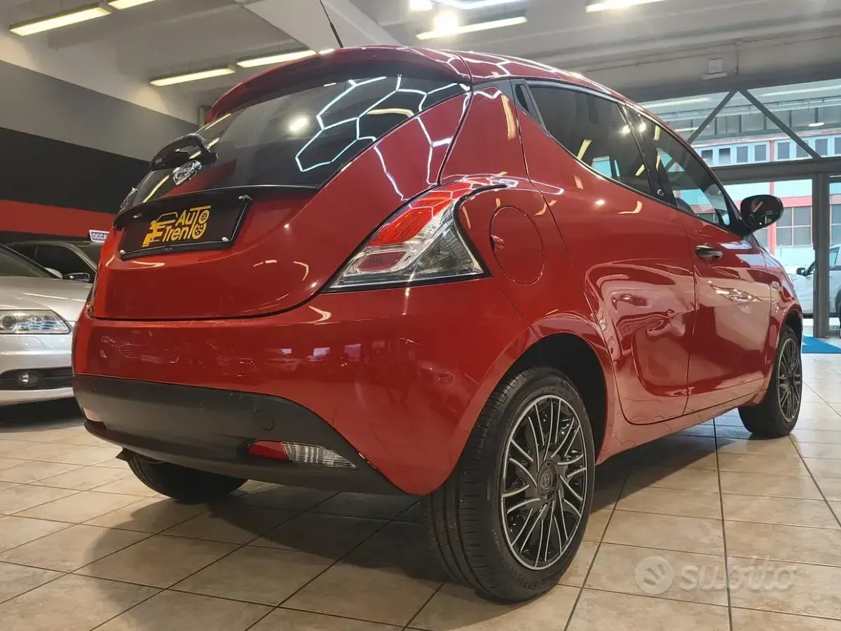 Usata Lancia Ypsilon Gold 69 CV (50 kW) 2018 Rosso Utilitaria